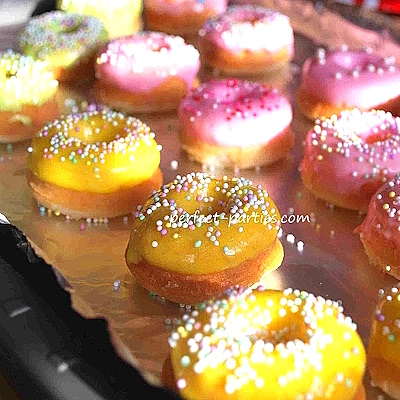 Donut cupcakes with frosting